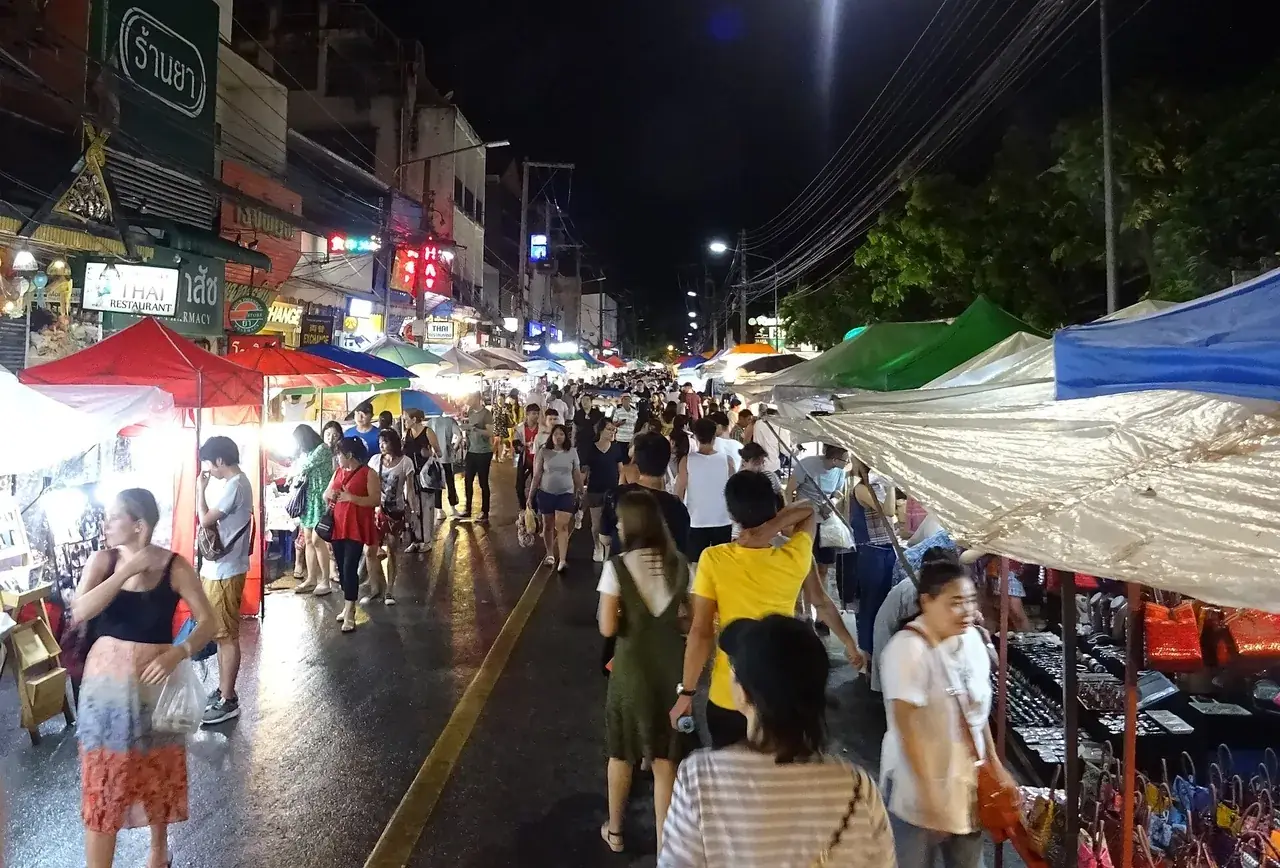 치앙마이 선데이마켓을 걷는 사람들